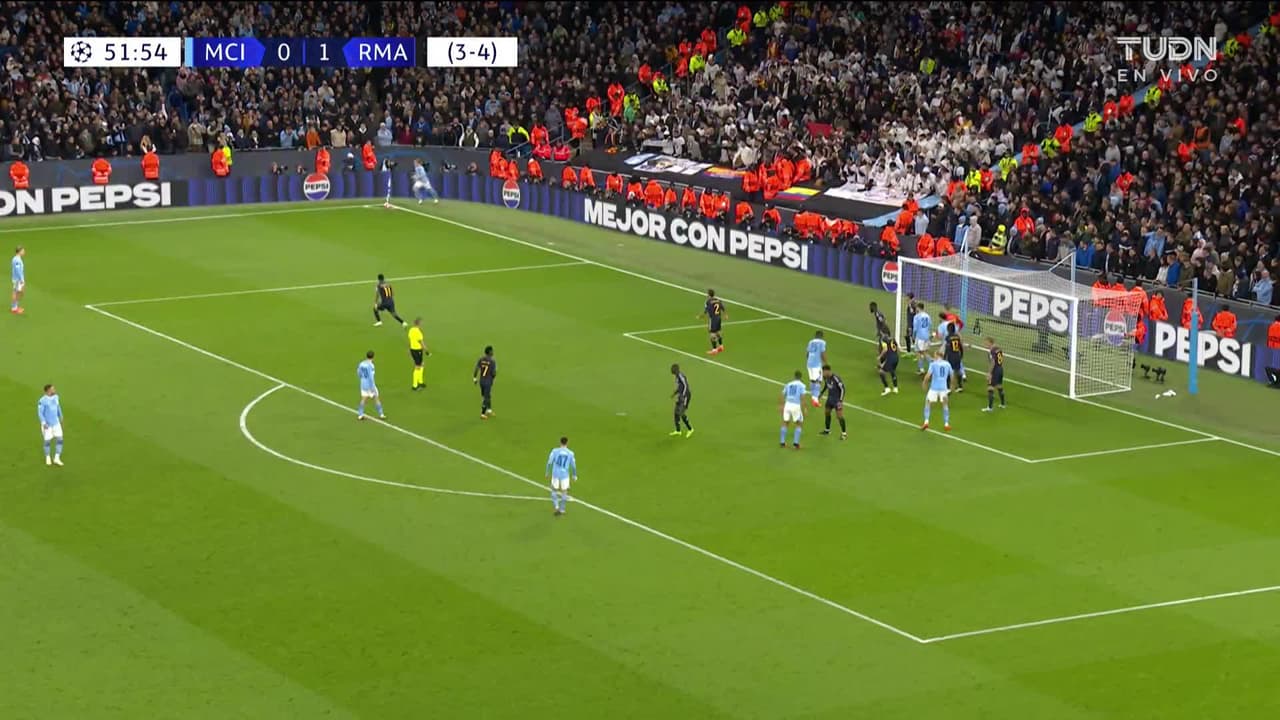 ¡TIRO ATAJADO! disparo por Phil Foden.