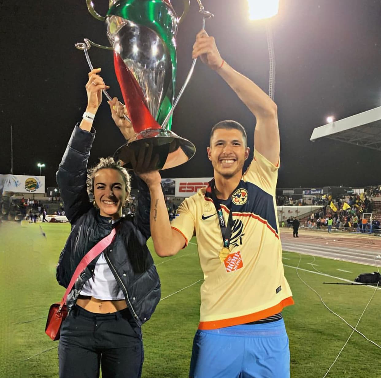 Varios jugadores del América, así como sus parejas, han compartido en sus redes sociales parte del festejo del título de la Copa MX que ganaron en la noche del miércoles en la cancha de Juárez.