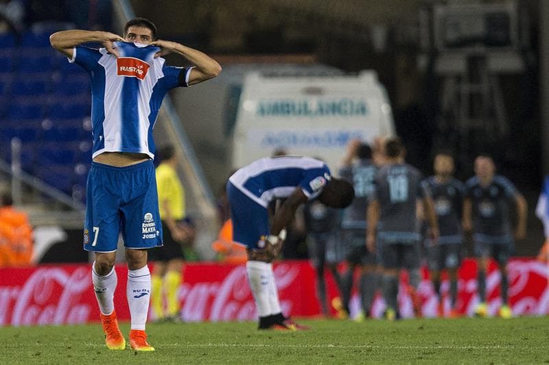 Gerard se lamenta luego de que el Espanyol recibió el primer gol del partido ante el Celta.