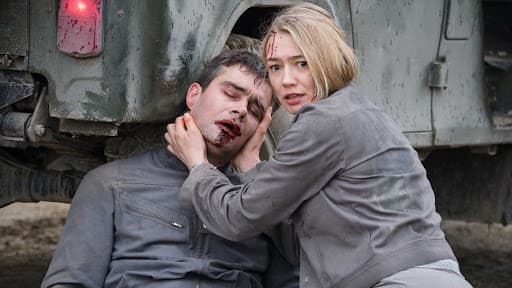 Gracias al accidente, una científica es reclutada para tratar a los astronautas y descubrir que fue lo que provocó la muerte de uno de ellos y el estado de shock de otro.
<br>