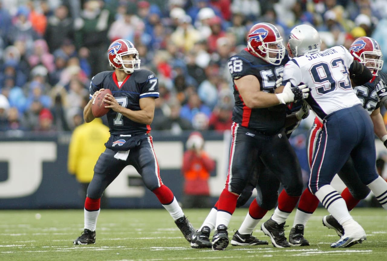 <b>10.- Buffalo Bills (17 quarterbacks): </b>
<br>Rob Johnson, Alex Van Peit, Drew Bledsoe, Kelly Holcomb, J.P. Losman, Brian Brohm, Trent Edwards, Ryan Fitzpatrick, Thaddeus Lewis, Jeff Tuel, Kyle Orton, EJ Manuel, Tyrod Taylor, Derek Anderson, Nathan Peterman, Matt Barkley, Josh Allen.