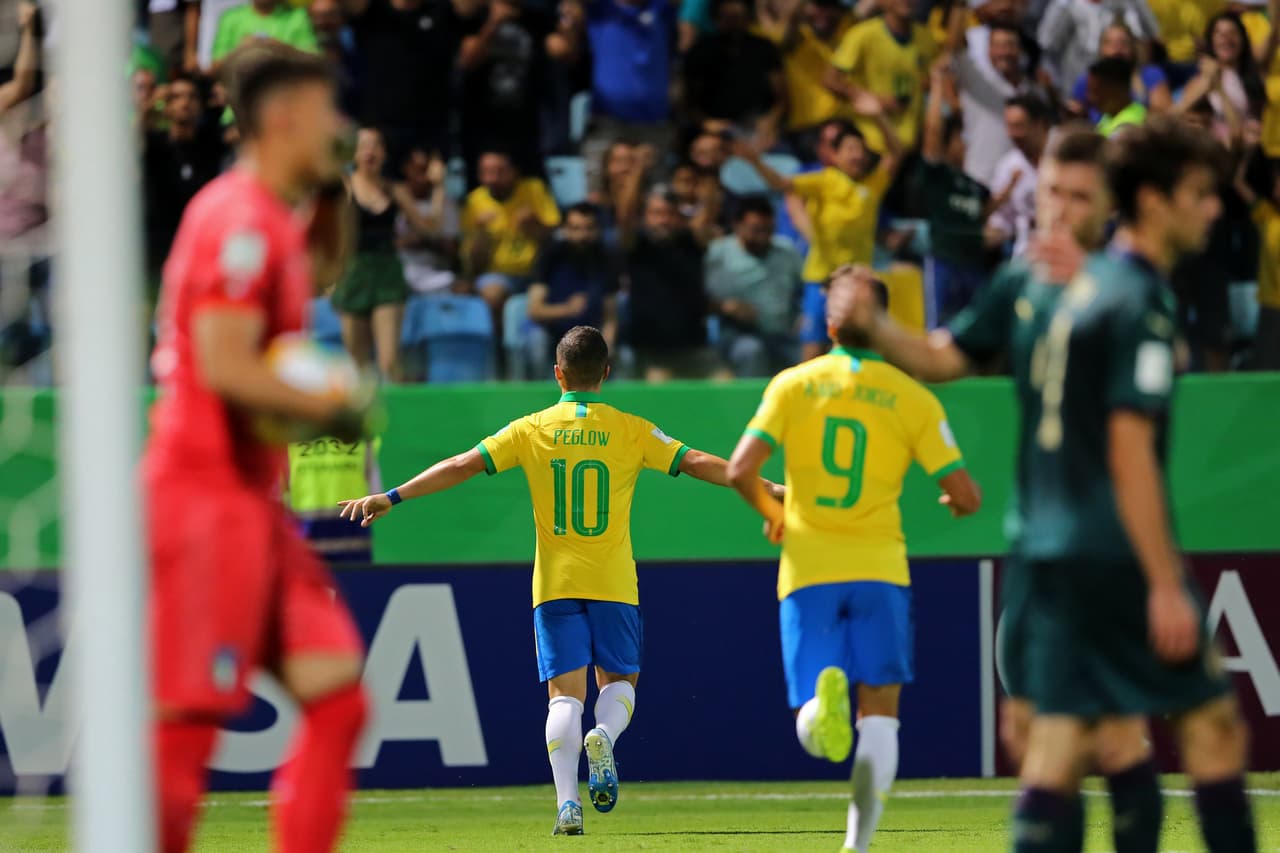 Brasil 2-0 Italia. Con goles de Patryck y João Peglow, la verdeamarela vence 2-0 a Italia y avanza a semifinales.