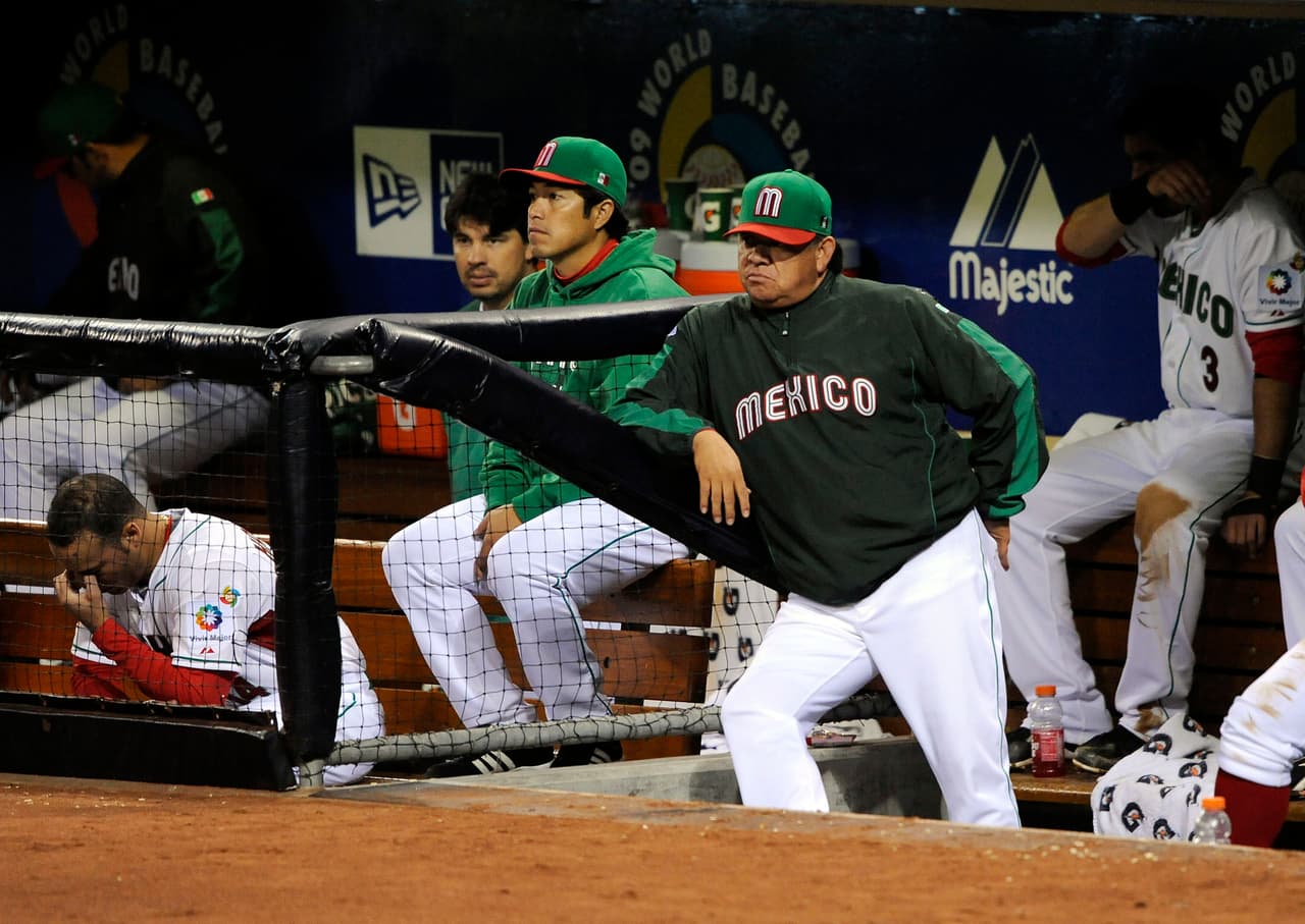 Valenzuela fue parte del equipo de managers de la Selección de México en el Clásico Mundial de Beisbol en el 2006, 2009 y 2013.