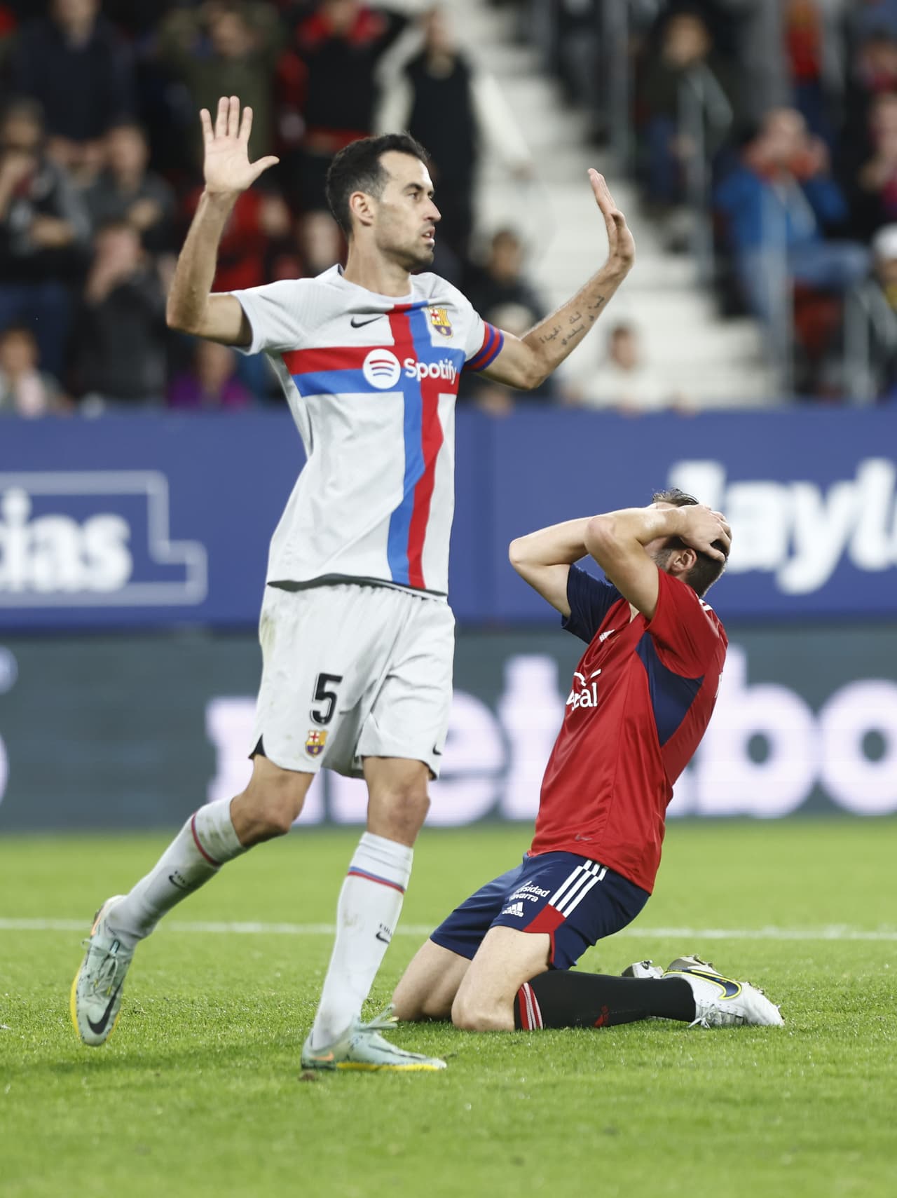 El Barcelona venció 1-2 al Osasuna en El Sadar durante la Jornada 14 de LaLiga de España en un partido que tuvo las expulsiónes de Lewandowski y de Piqué y los goles de Pedri y Rapinha; por los locales marcó David García