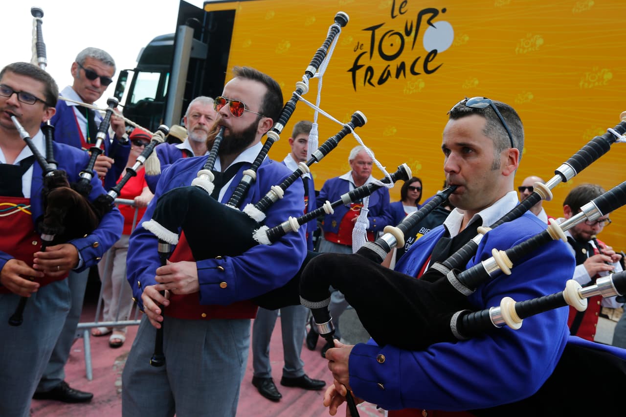 Previo al comienzo de la sexta etapa, que partió desde la regió de Brest, en Bretaña, un grupo de gaiteros animó el ambiente. Los lazos de esta región francesa con Inglaterra son notorios.