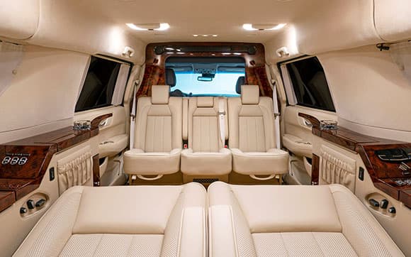 A través del sitio Becker Automotive Design Tom Brady puso a la venta su Cadillac Escalade 2018. Cuenta con amenidades como escritorios, asientos reclinables, internet y pantallas. ¡Es un jet privado!