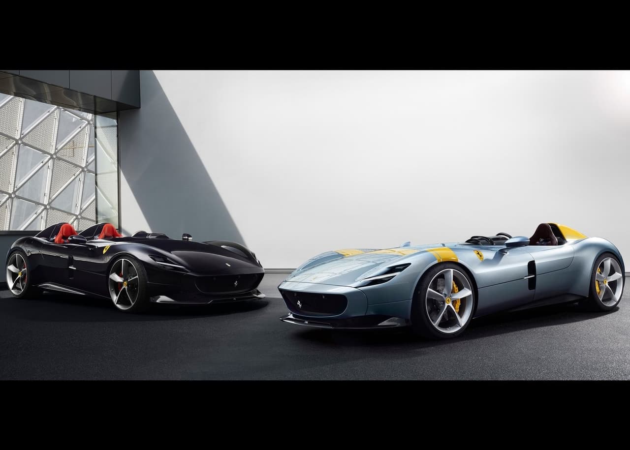 Existen dos variantes del Ferrari Monza, la SP1, como la que compró Cristiano Ronaldo hace unos días, y la SP2, como la que tiene su rival en la liga italiana, Zlatan Ibrahimovic, quien supuestamente
<a href="https://www.univision.com/carros/carros-y-famosos/el-superdeportivo-de-2-millones-que-zlatan-ibrahimovic-manejo-ilegalmente-fotos"><u>la condujo de forma ilegal en 2020</u></a> al no tenerlo registrado ante las autoridades de Suecia. La diferencia entre estas dos versiones se centra en su número de asientos, pues la SP1 es monoplaza, mientras que la SP2 es biplaza.