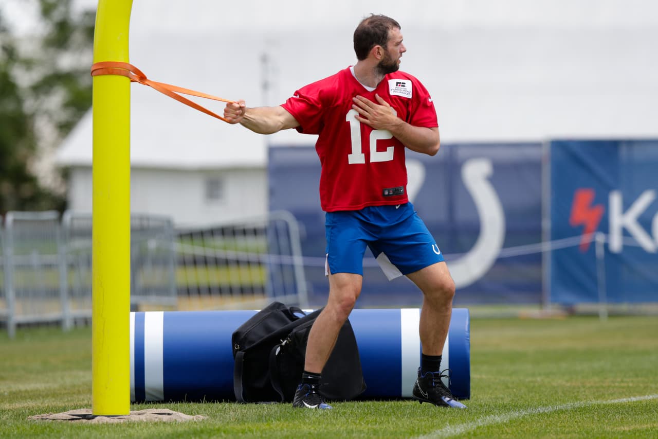 Andrew Luck sigue con molestias en pantorrilla