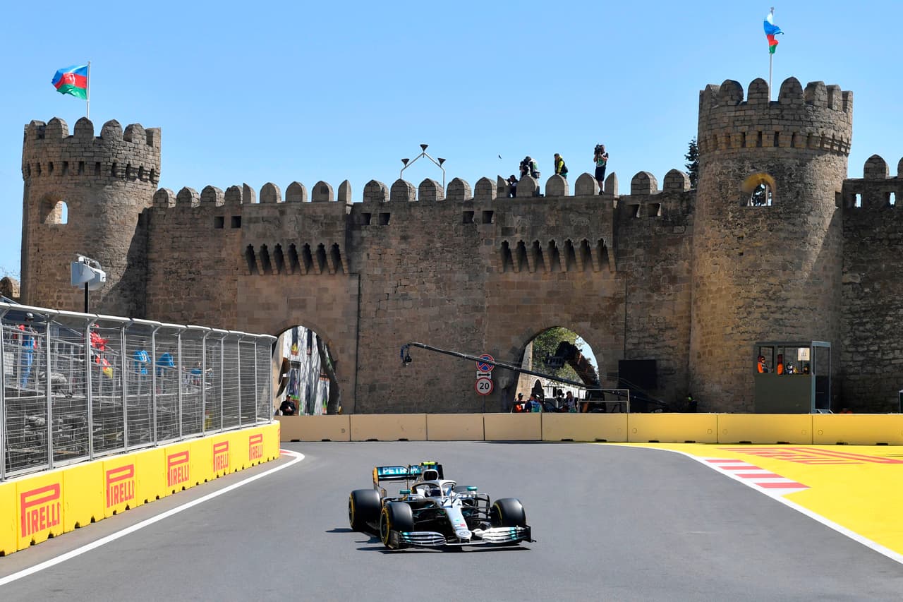 ¡Valtteri Bottas se apodera de la pole position en una accidentada calificación en Bakú!