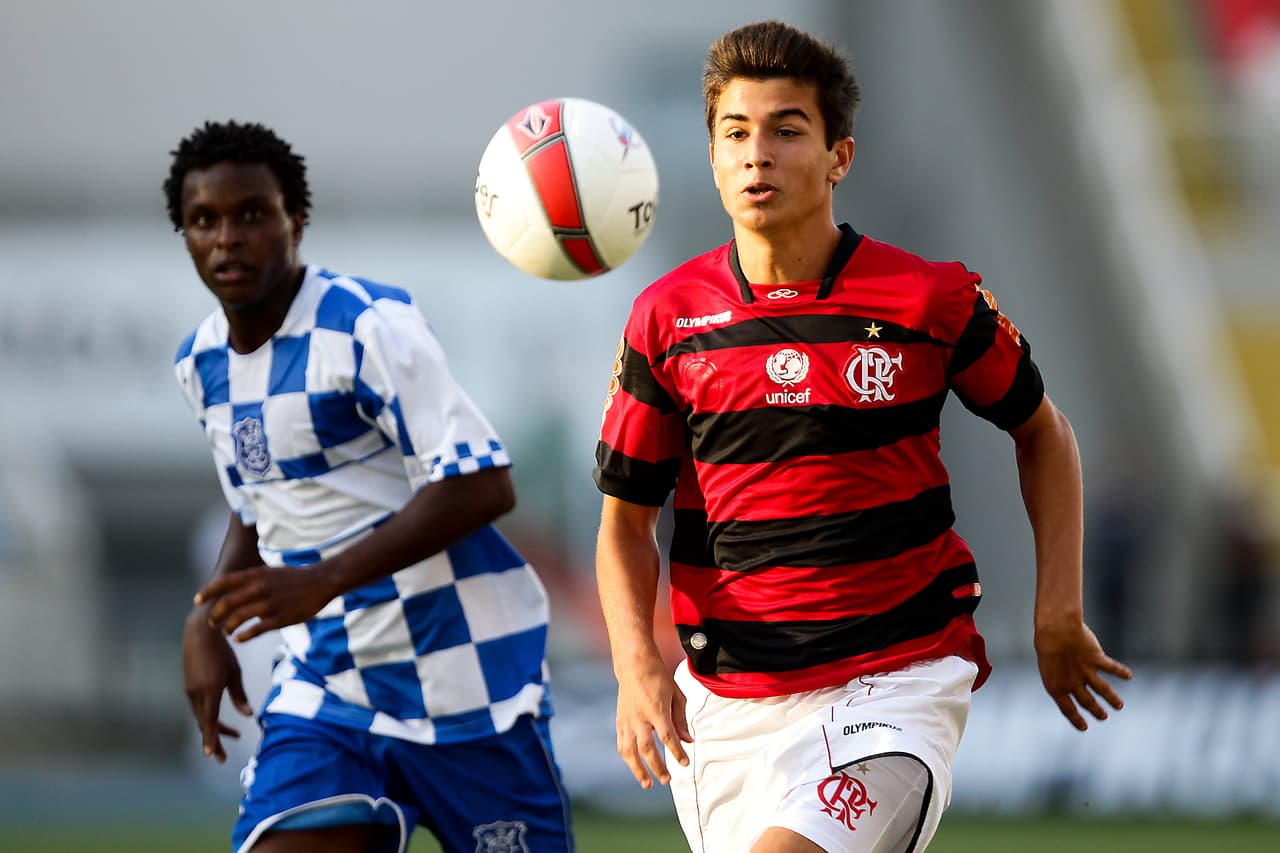 El tiempo pasa muy rápido. El pequeño comenzó muy joven su camino en el fútbol y formó parte de las divisiones menores del Flamengo, equipo en el que su padre tocó la gloria local.