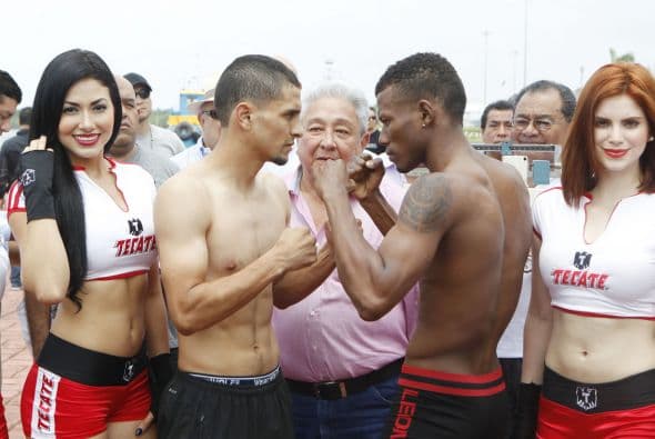 Emmanuel 'Pollo' López y Carlos 'Batey' Padilla después del pesaje.
