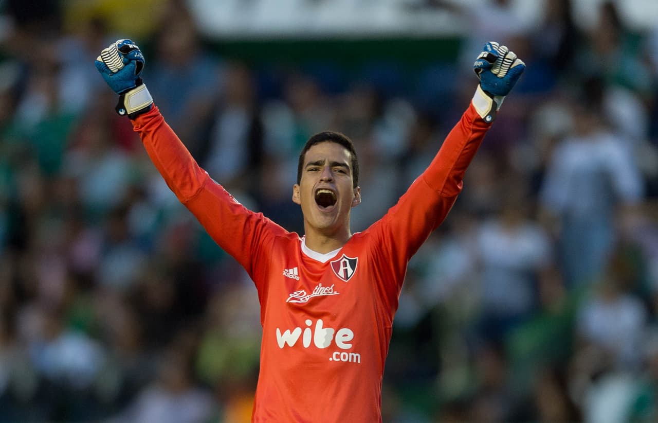 Tiene 18 años y nació en Guadalajara. 'El Profe' Lupe Cruz le vio condiciones para debutarlo.