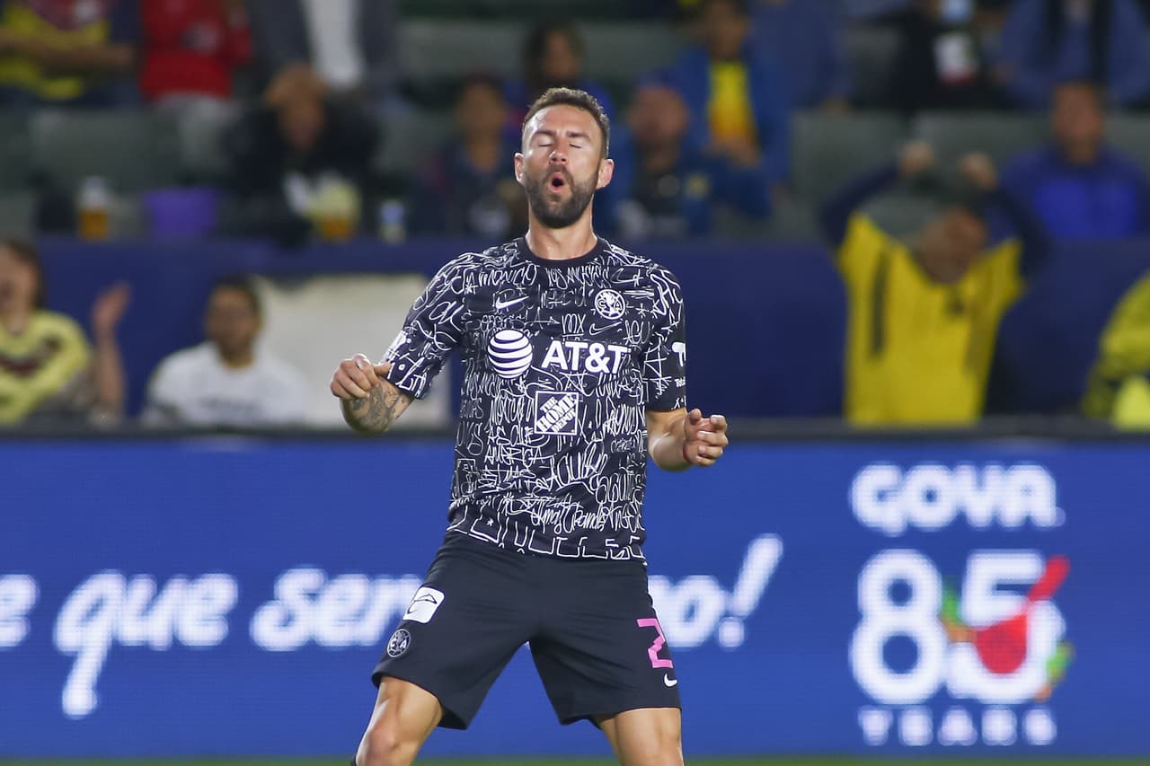 Layún se lamenta después de casi haber metido un golazo, pero la bola dio en el travesaño.