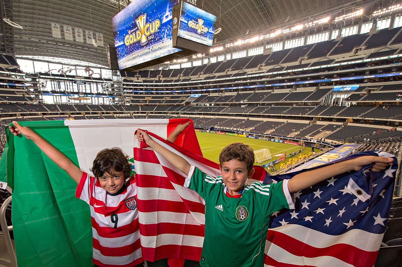 Así mismo, el AT&T Stadium ya ha servido como sede de la Copa Oro en ediciones anteriores. En la última se jugaron las semifinales entre Estados Unidos Vs. Honduras y México Vs. Panamá.