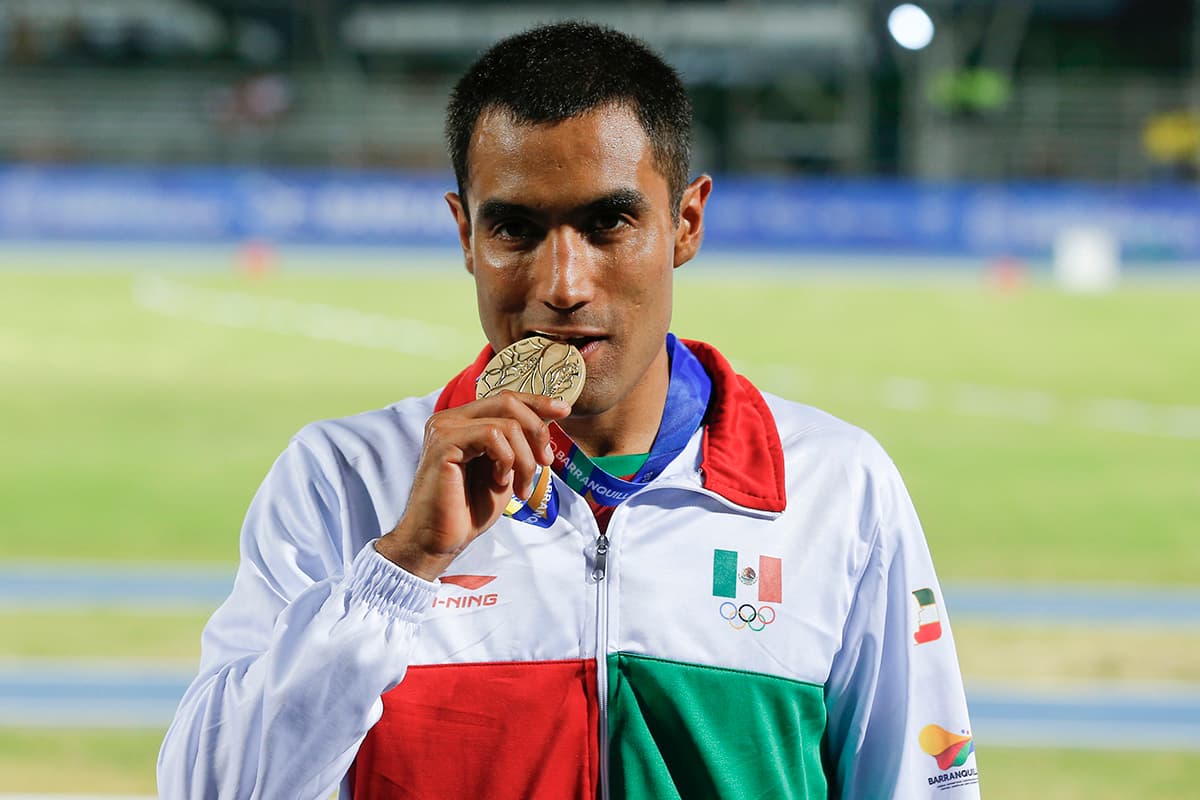 Juan Luis Barrios celebra su conquista en Barranquilla 2018, con tiempo de 30.07.49 en los 10,000 metros.
