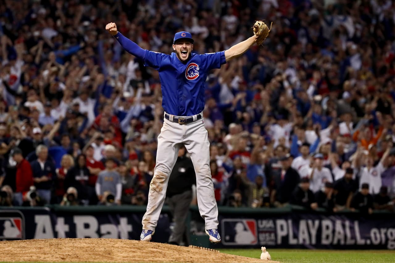 Kris Bryant celebra en el montículo el primer triunfo de los Cachorros de Chicago en 108 años.
<br>