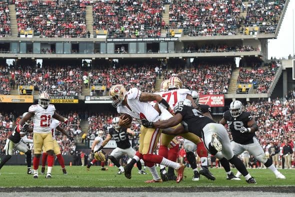 Colin Kaepernick fue limitado a 174 yardas por aire y 26 por tierra; tuvo un pase de TD y dos interceptados.