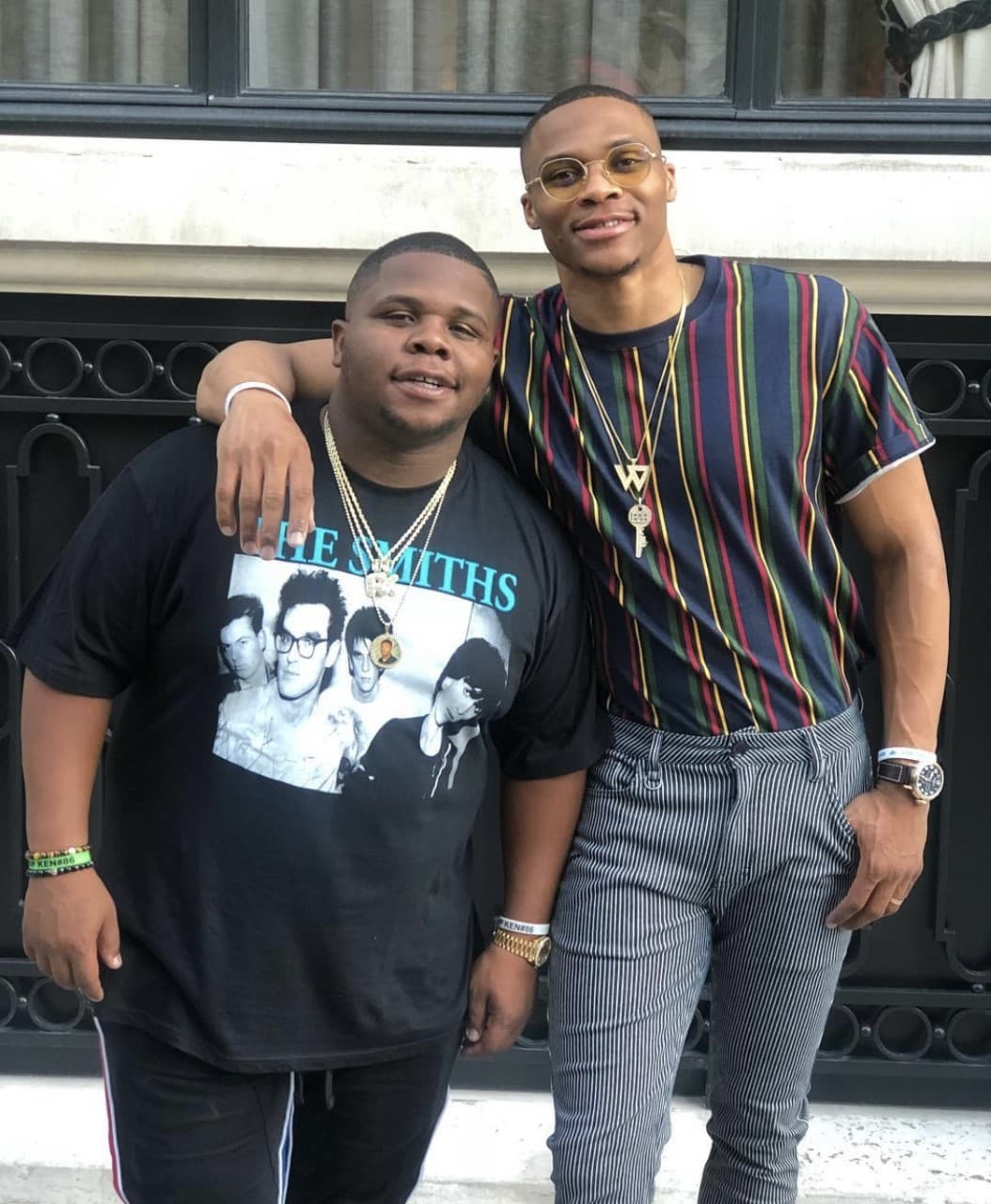 El reconocido basquetbolista de los Hpuston Rockets, Russel Westbrook, es un aficionado de portar joyas en su vida diaria y lo hace de manera muy elegante.