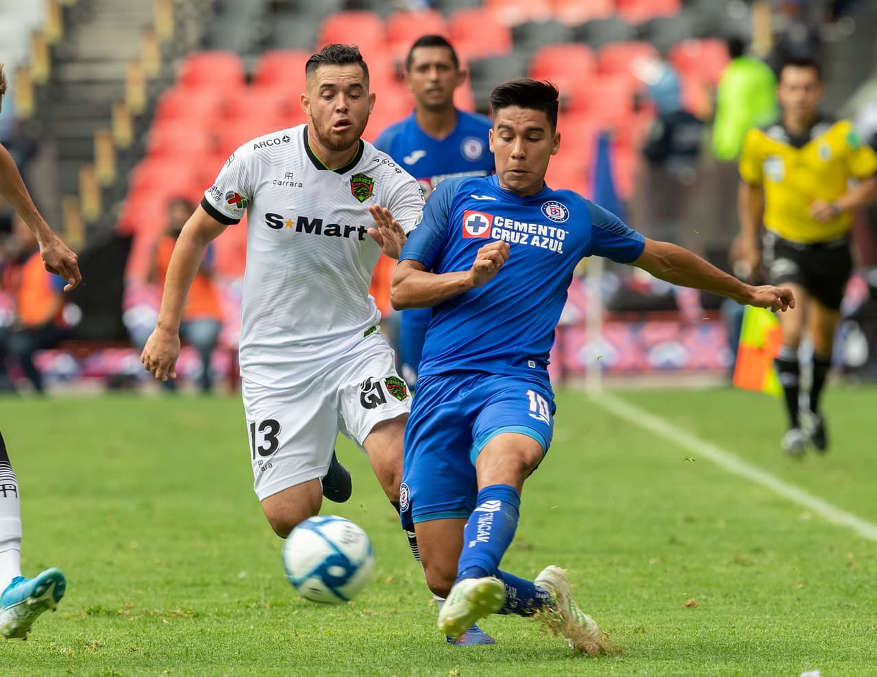 Cruz Azul asumió el mando del partido y adelantó líneas. 
<br>