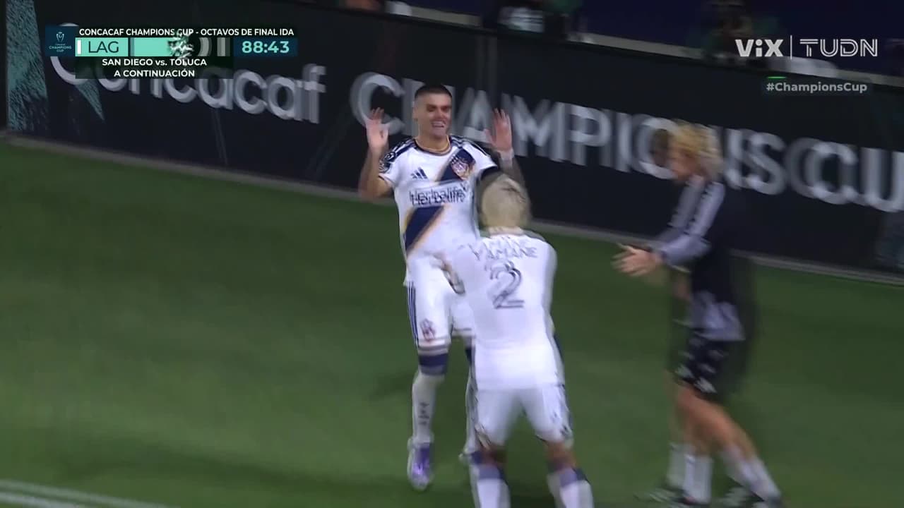 ¡Este sí cuenta para el Galaxy! Doblete de Gabriel Pec