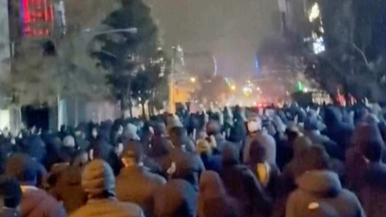 Protestas en Irán estallaron tras colapso del rial y alza histórica de inflación social