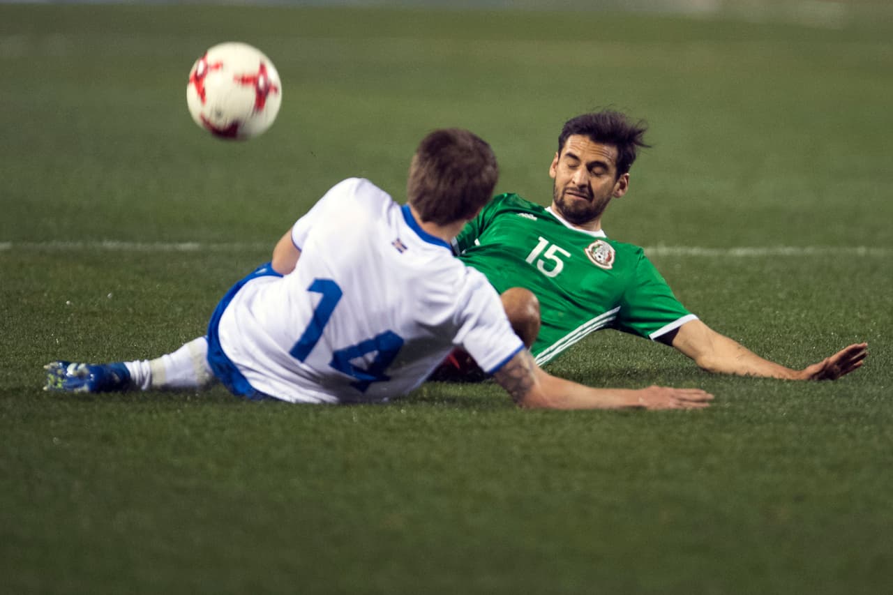 17) RAÚL LÓPEZ – Entró de cambio en el tiempo de compensación para quemar tiempo. Prácticamente no tocó el balón. SC.