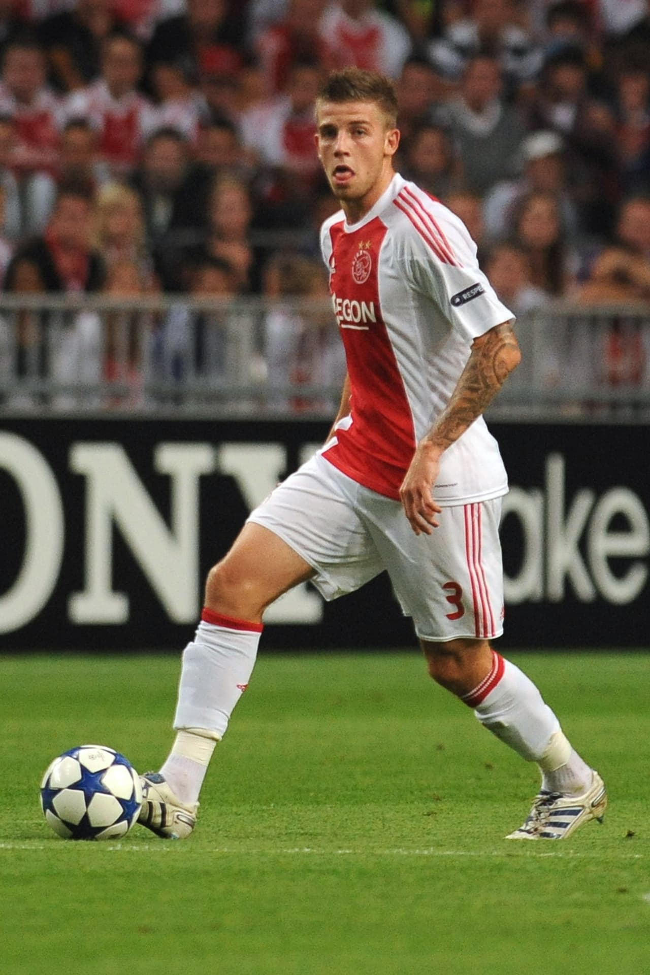 En el club de Amsterdam estuvo cinco temporadas y media logrando cinco títulos, entre ellos tres Ligas de Holanda. Después pasó al Atlético de Madrid y al Southampton para luego ser fichado por los Spurs en el 2015.