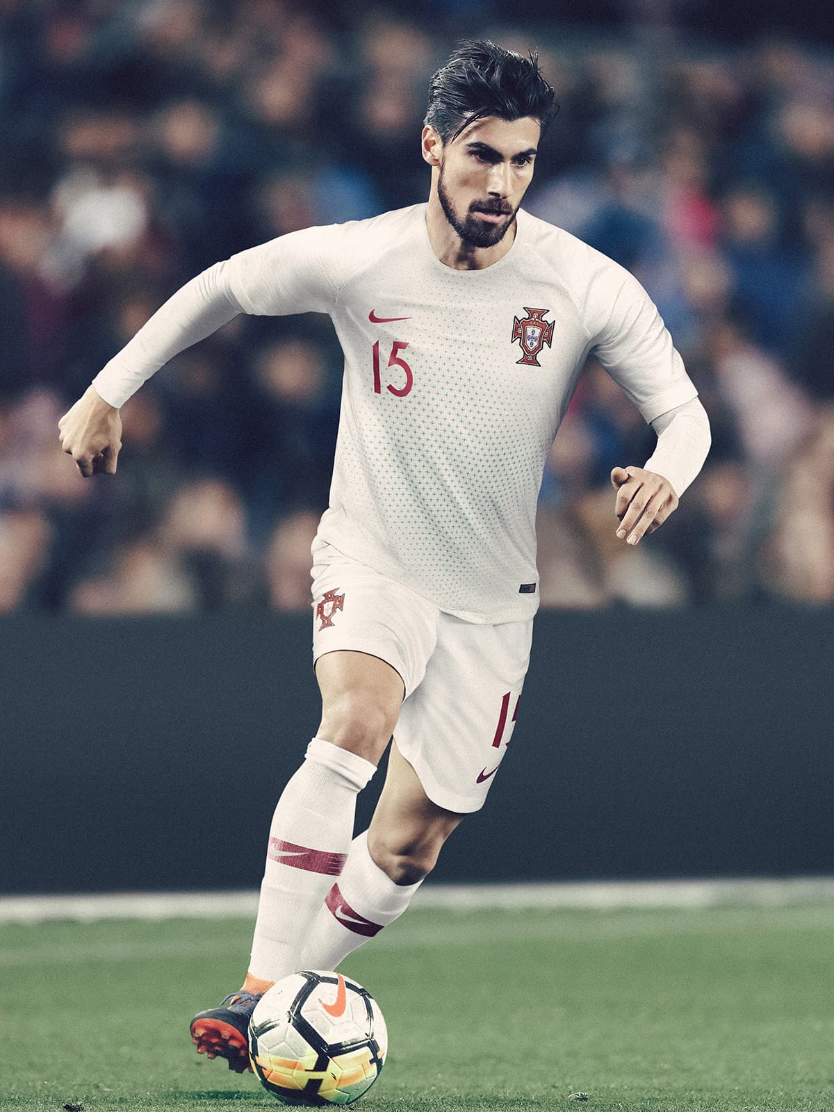 Y la alternativa llevará franjas horizontales en diferentes tonos de blanco.