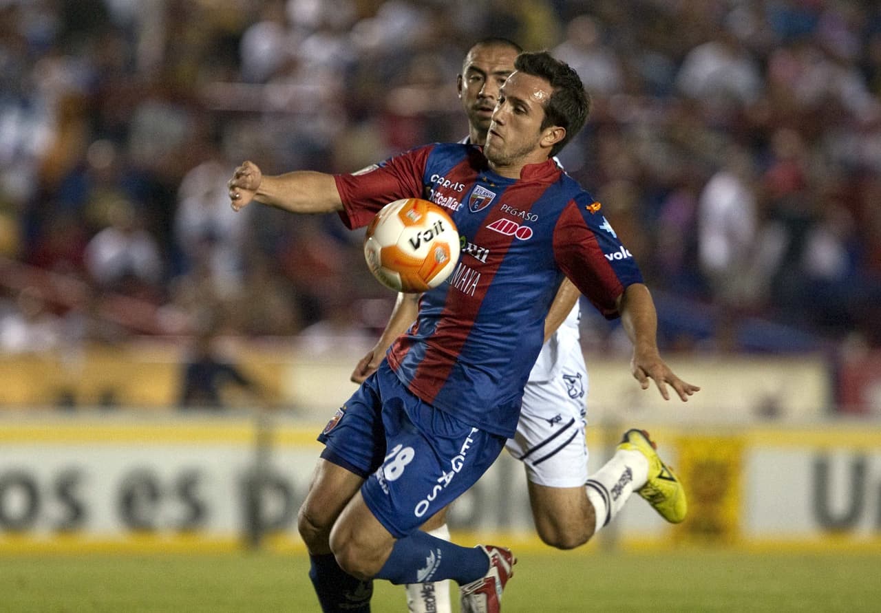 Nacido el 31 de marzo de 1990 en la capital mexicana, Amione debutó el 23 de abril de 2010 en Atlante con gol contra Estudiantes Tecos. El jugador tiene ascendencia libanesa por su padre.