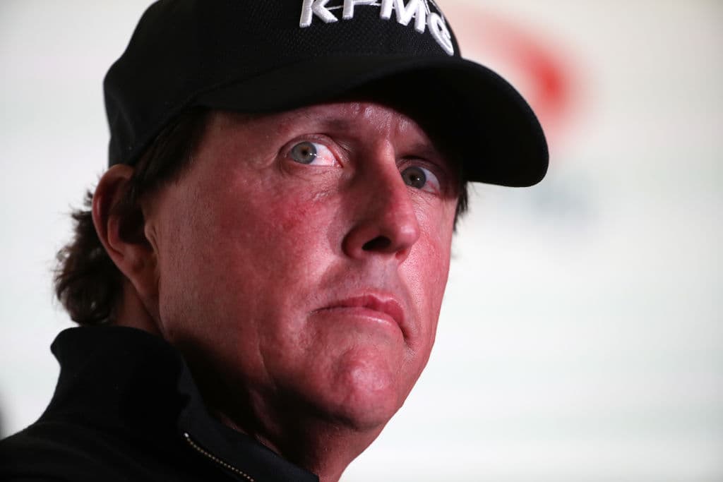 Mickelson cuenta con un total de 49 victorias como golfista profesional y cinco en torneos grandes.