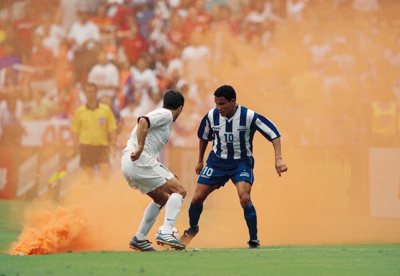 Julio León - Mediocampista: es de los pocos que sigue activo en el fútbol, juega para el Municipal Limeño de El Salvador. Tuvo un largo tiempo en Italia donde jugó para equipos reconocidos como Fiorentina, Parma y Torino. Participó de la Copa América 2001 en Colombia y del Mundial Suádfrica 2010.