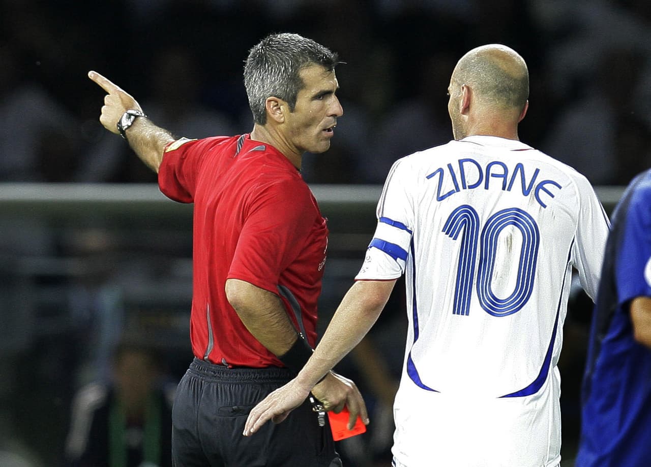 No obstante, ya estaba sentenciada la expulsión de Zidane, en el momento en el que más lo necesitaba su equipo como líder y en el partido que lo podría llevar a lo más alto.