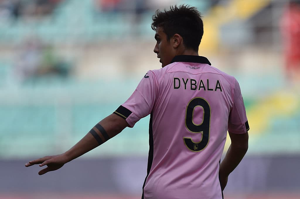 La primera camiseta que usó Dybala en el Palermo, su primer club en Italia una vez que brincó el charco procedente de Instituto de Córdoba.