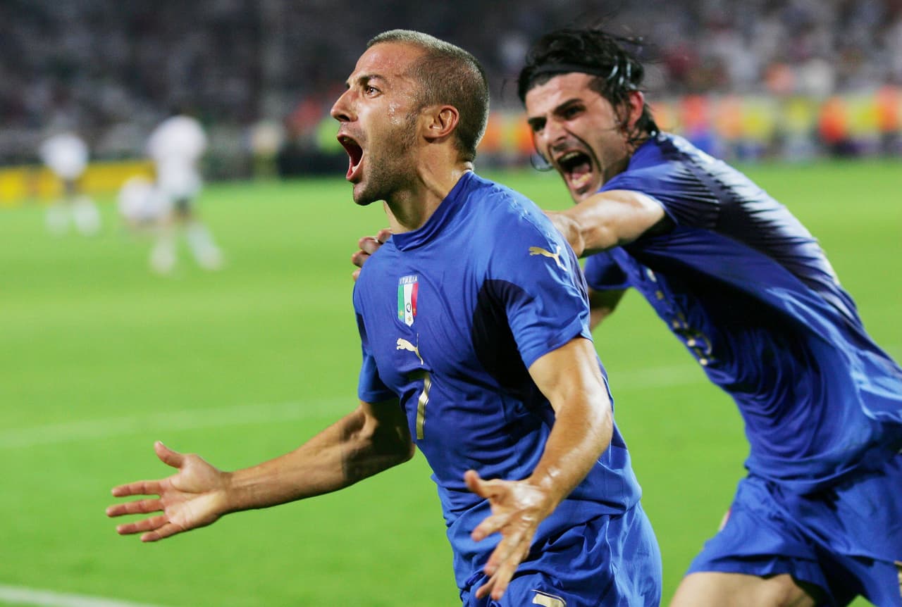 Todo se derrumbó cuanfo fueron superados 0-2 por Italia con goles de Fabio Grosso y Alessandro del Piero.