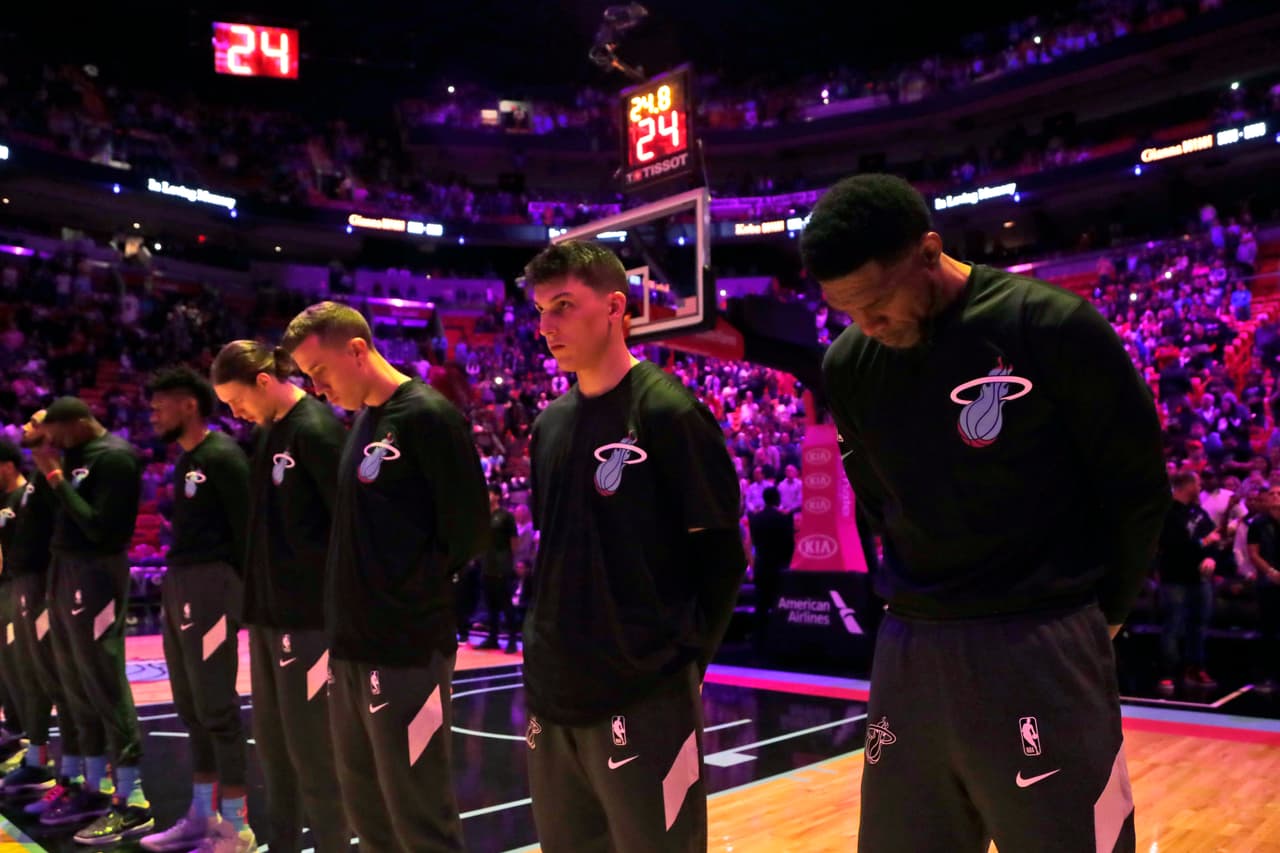 Los jugadores del Heat de Miami muestran respeto hacia Kobe Bryant.