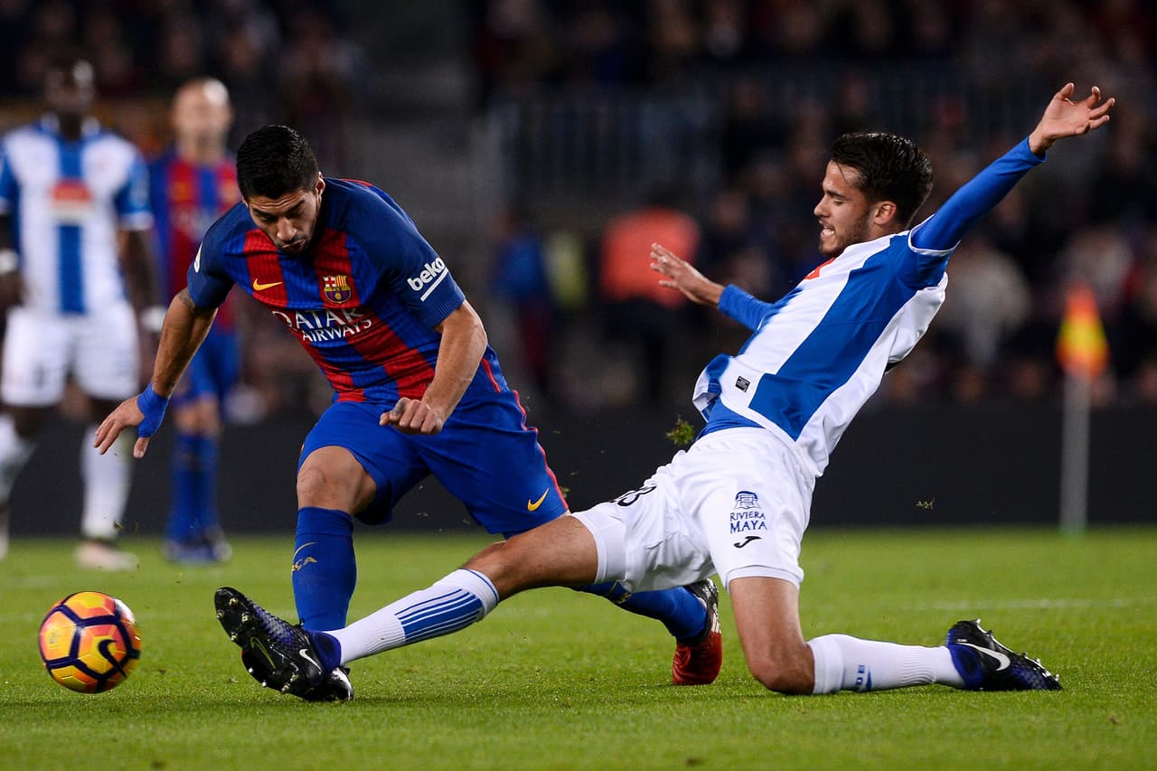 Barcelona's Uruguayan forward Luis Suarez vies with Espanyol's defender Diego Reyes (R) during the Spanish league football match FC Barcelona vs RCD Espanyol at the Camp Nou stadium in Barcelona on December 18, 2016. / AFP / JOSEP LAGO (Photo credit should read JOSEP LAGO/AFP/Getty Images)