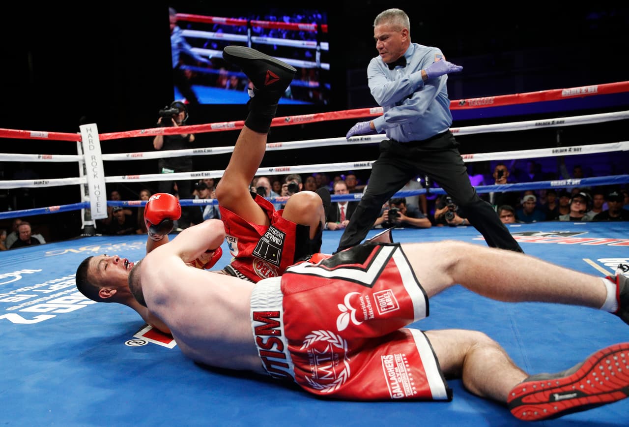 La pelea con duración de 12 asaltos fue ganada por el mexicano de forma unánime, a pesar de esta aparatosa caída de ambos.