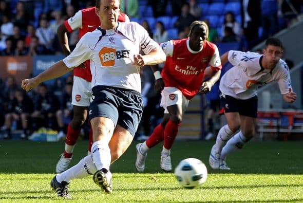 Y al arranque de la segunda parte todo parecía una pesadilla para los 'Gunners'. Se marcó un penalti en su contra, sólo que Kevin Davies lo falló.