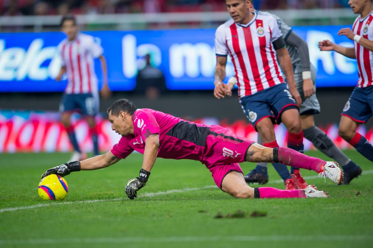Rodolfo Cota tuvo un buen partido aunque poco pudo hacer en los dos goles del Monterrey.