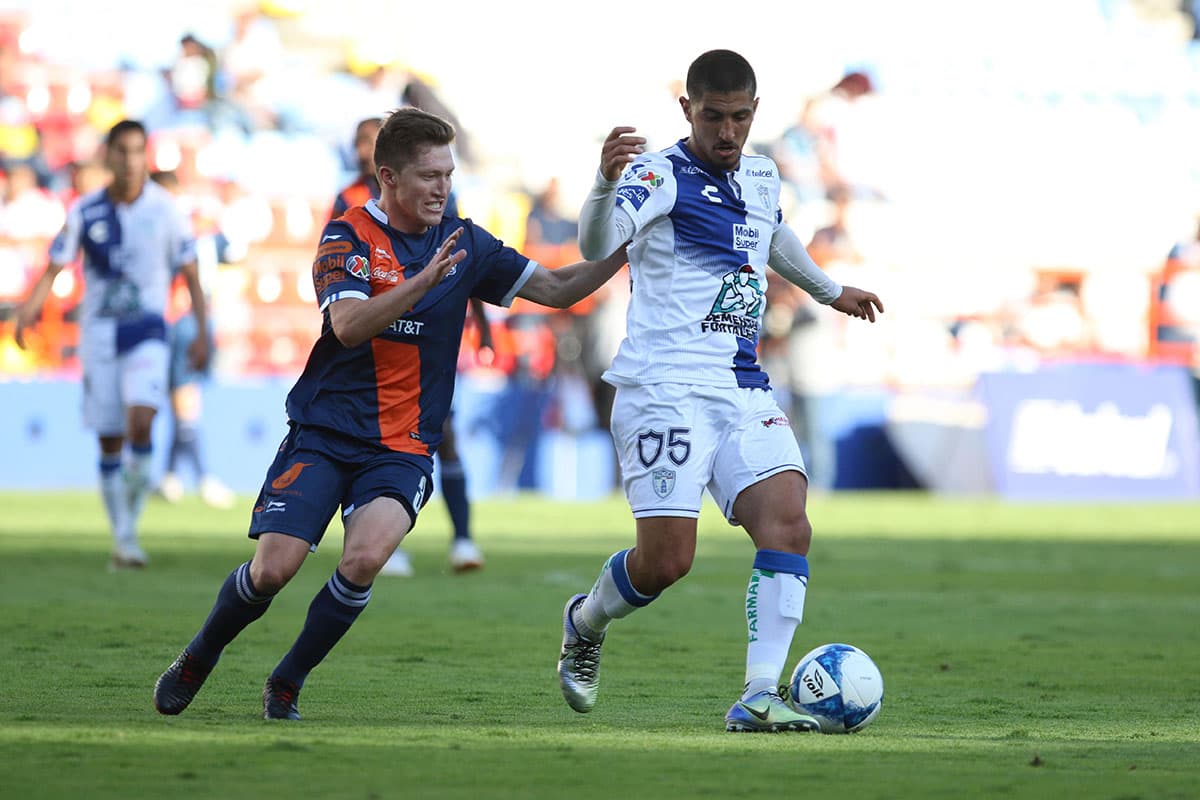 En función de marca, el volante boliviano Alejandro Chumacero del Puebla (izquierda) ante Víctor Guzmán del Pachuca (derecha).