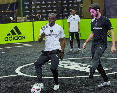 Adidas, marca que viste al equipo, hizo un trabajo diferente en la playera al dejarle tres líneas en el hombro derecho tanto a la versión de local como a la de visitante.