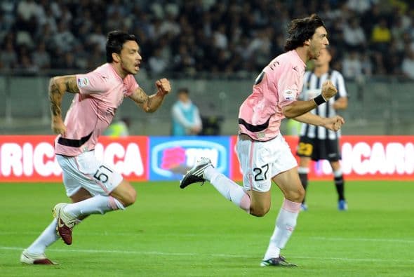 Casi arrancando el duelo, el argentino Javier Pastore abrió el marcador.