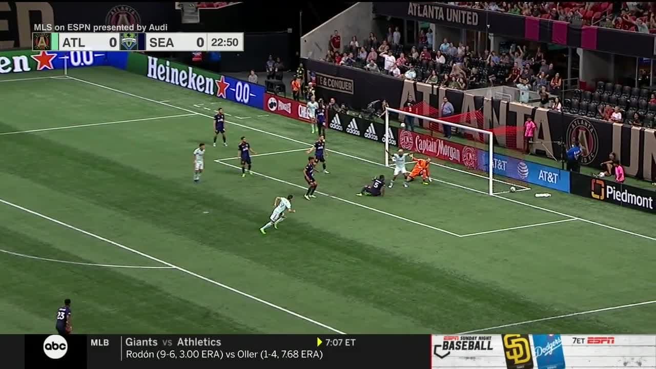 ¡Gol de Ronaldo Cisneros! El mexicano puso el 1-0 para Atlanta United