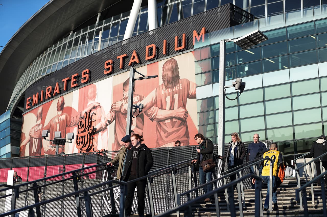Con la idea de lograr remontar en su casa, miles de aficionados del Arsenal llegaron este jueves hasta el Emirates Stadium para vivir de primera mano la vuelta de los dieciseisavos de final entre su equipo y el BATE Borisov, quien gana la serie por 1-0.