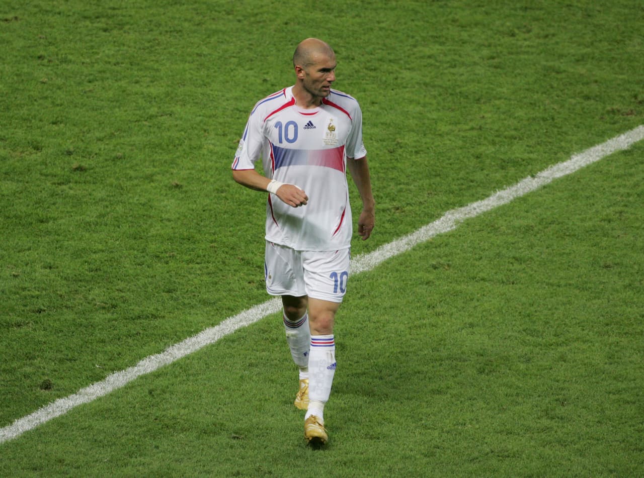 Ese trayecto afuera marcaba la última vez en la que estaba en una cancha como jugador profesional, un momento en Alemania que cerraba con tristeza su paso brillante por el fútbol.
