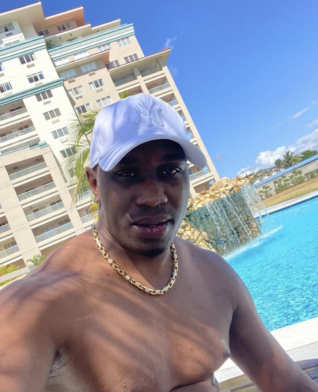 El exitoso jugado de críquet, Dwayne Bravo, siempre acostumbra a portar una enorme cadena de oro con diamantes, misma que no se quita ni en la playa.