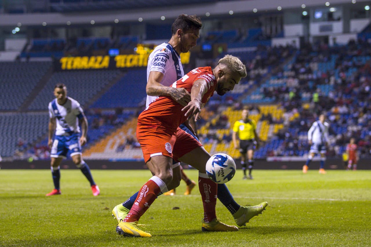 Con goles de Ángel Zaldívar y Christian Tabó, Puebla gana y se queda con los tres puntos en casa.
