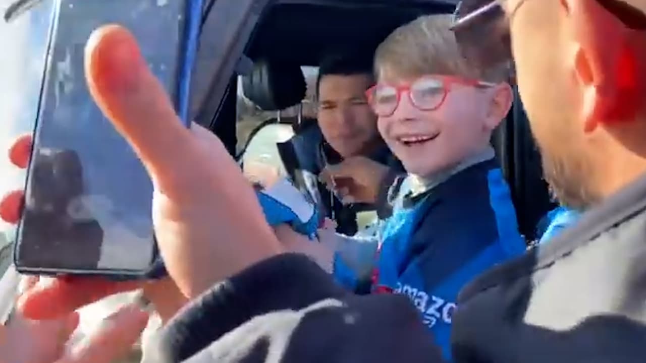 ¡Grande Chucky! Sorprende a pequeño aficionado con un regalo