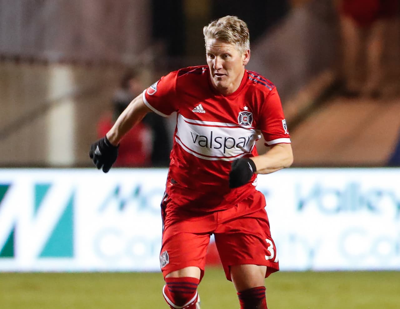 ¿Bastian Schweinsteiger en la defensa? Sí, el alemán jugó durante varios tramos del partido de Chicago Fire ante Columbus Crew en esa posición. Su equipo logró una valiosa victoria por 1-0. (USA Today Images)