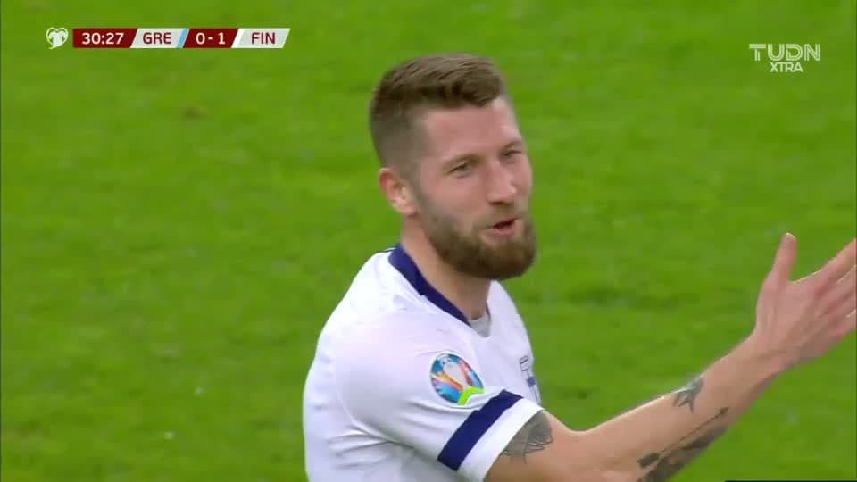 Tarjeta amarilla. El árbitro amonesta a Joona Toivio de Finland